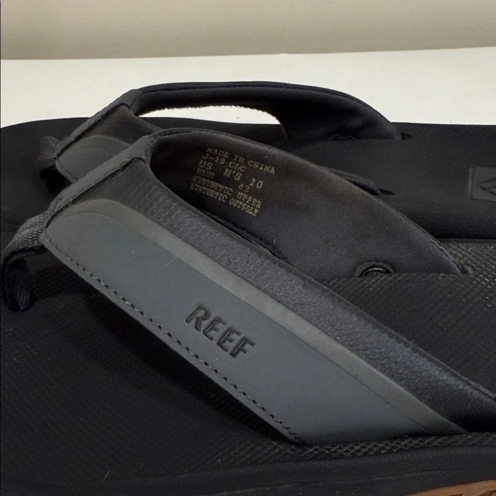 *Reef Men's Black and Gray Flip Flops (sz 10)